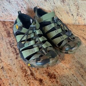 KEEN Size 13 Boys Camo Print Sandals